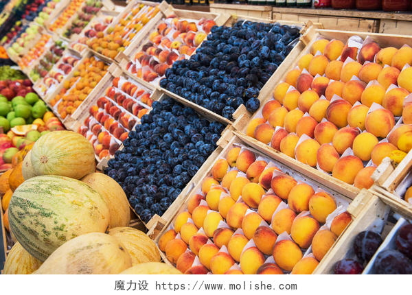 市场上的新鲜有机水果各式各样的水果在市场